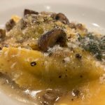 牛スネ肉の赤ワイン煮込みをセージと一緒に包み込んだドリアンゴリというパスタ